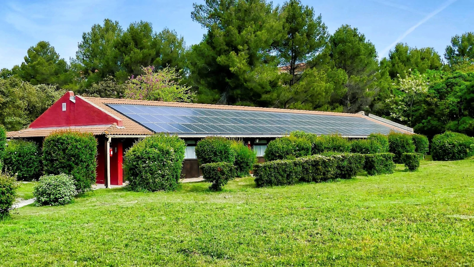 Instalación FV aislada: ¿Qué inversor elijo? ¿Uno con o sin cargador? 