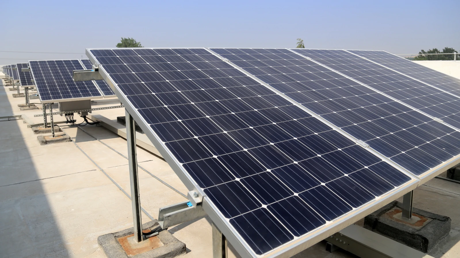Instalación fotovoltaica sobre cubierta: ¿Qué estructura elijo para los paneles: coplanar o inclinada?